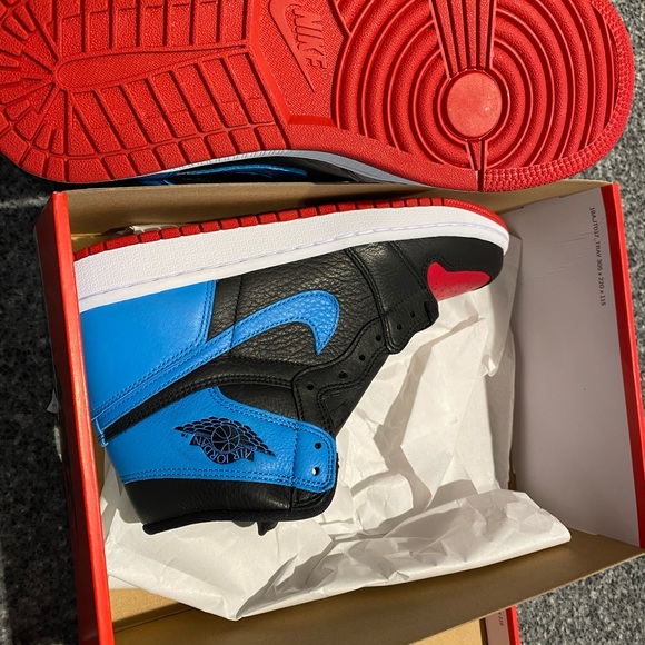 SOLD Retro Jordan 1 unc Chicago - Picture 2 of 3